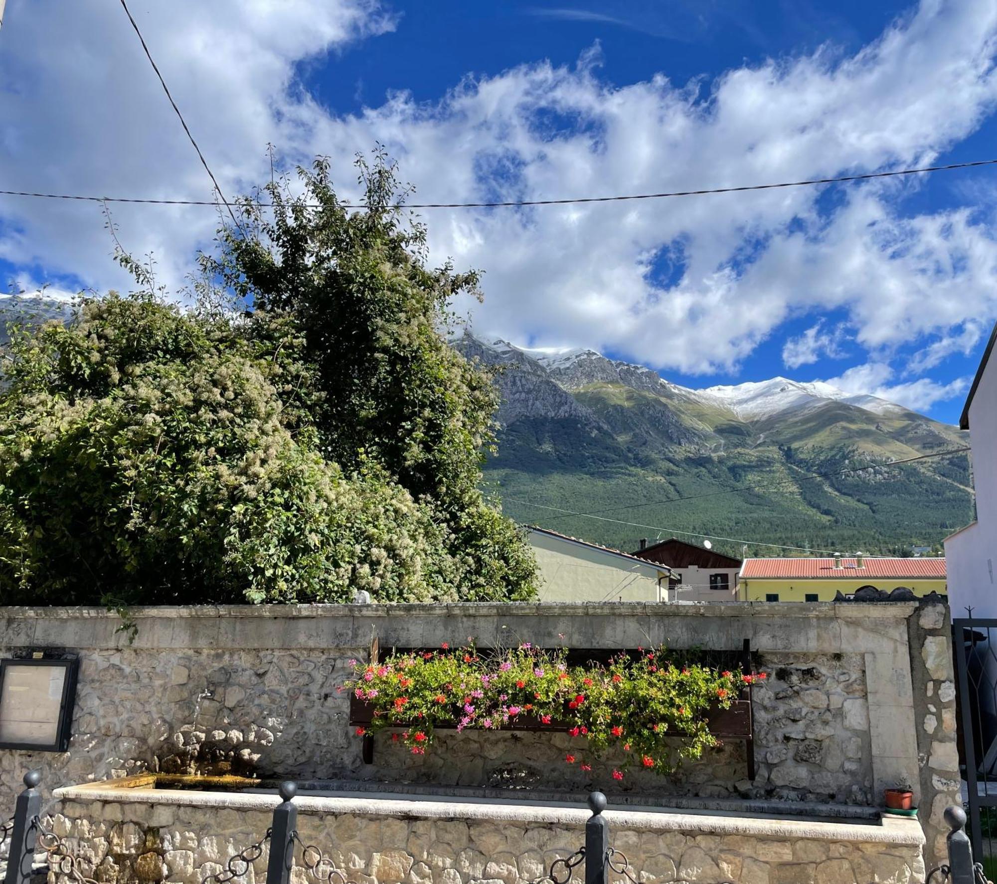Piazzetta Del Forno Appartamento Assergi Bagian luar foto